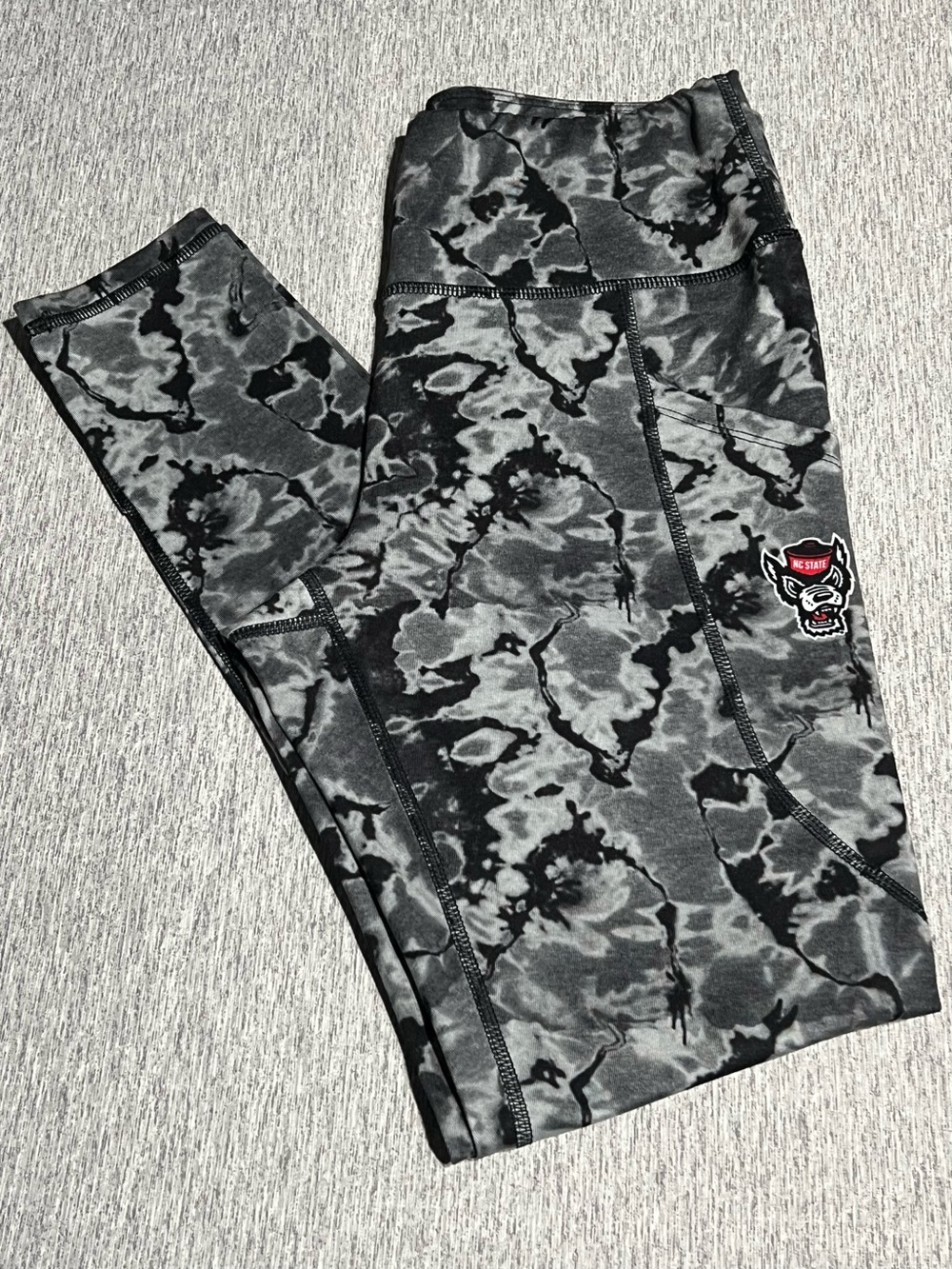 NC State Wolfpack Women’s Black & Gray Tie-Dye Leggings
